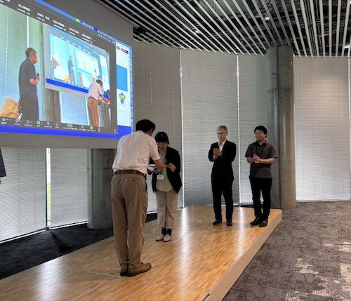 自治体への感謝状および副賞の贈呈1